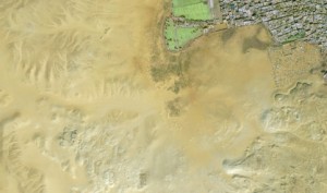 Detail satelitního snímku, v oblasti vpravo nahoře zelená plocha, pozůstatek starověkého rybníka. Vlevo dole část rozsáhlých pohřebišť jižního Abúsíru