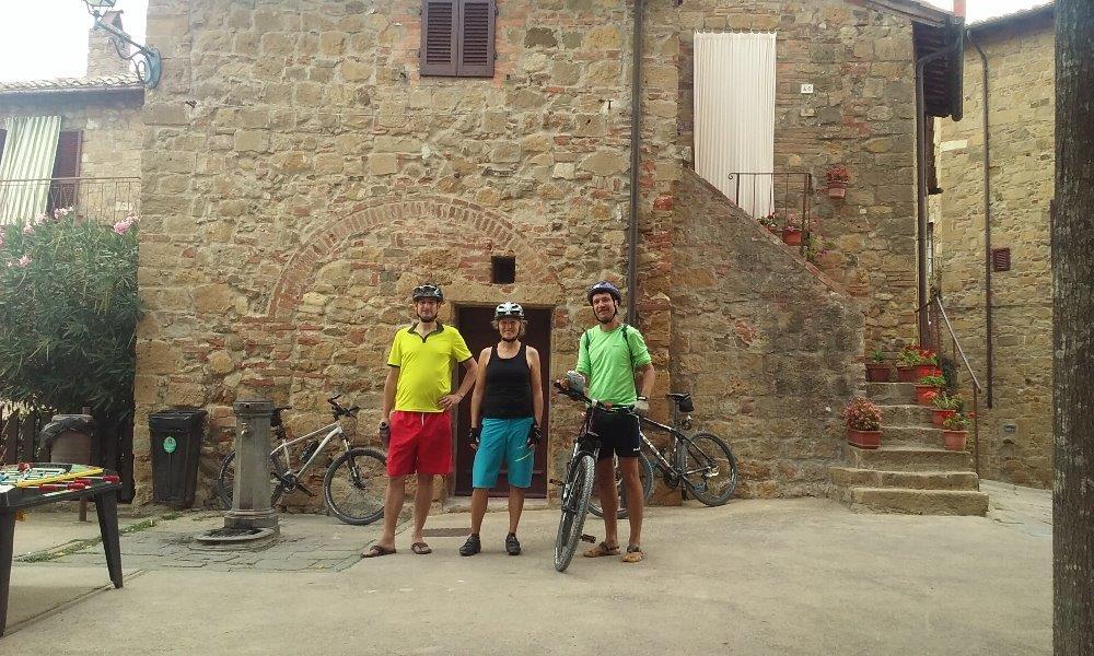 Barevní cyklisté v Monticellu